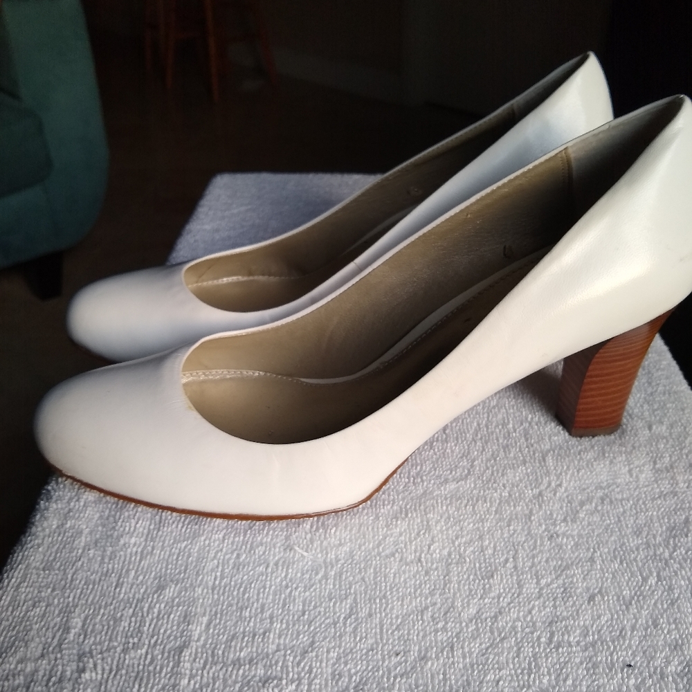 Liz Claiborne "Johnnie" White pump size 11
